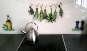 Koch- und Spritzschutz als Glasfliesenspiegel