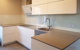 Glasfliesenspiegel : Küchenrückwand mit lackierter Rückseite 