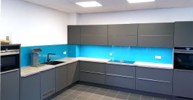 Glasfliesenspiegel : Küchenrückwand mit lackierter Rückseite