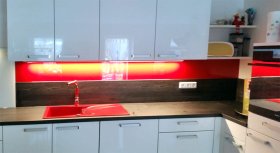 Glaswandverkleidung : Küchenrückwand mit lackierter Rückseite