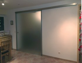 Ganzglasschiebetür aus satiniertem Glas 