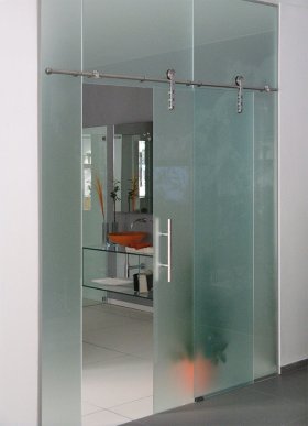 Glastrennwand aus satiniertem Glas mit aufgesetzter Ganzglasschiebetür
