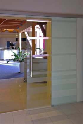 Ganzglasschiebetür mit Sandstrahlmotiv