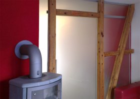 Glastrennwand aus satiniertem Glas mit Glasschiebetür