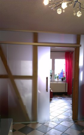 Glastrennwand aus satiniertem Glas mit Glasschiebetür