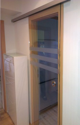 Glasschiebetür mit aufgeklebten Streifen