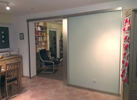 Ganzglasschiebetür aus satiniertem Glas 